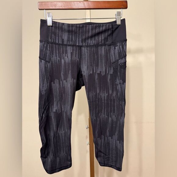 Lululemon sz 6 Capri Black Patterned Leggings - Picture 1 of 4